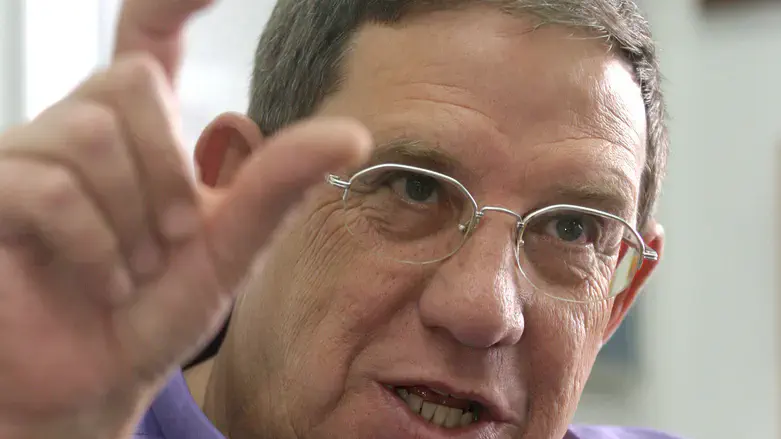 פרש אחרי שהשלים חוב לרבין. גילון