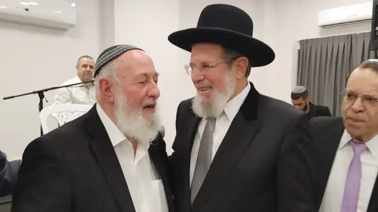 הרב יהודה שטרן לצד הרב בר