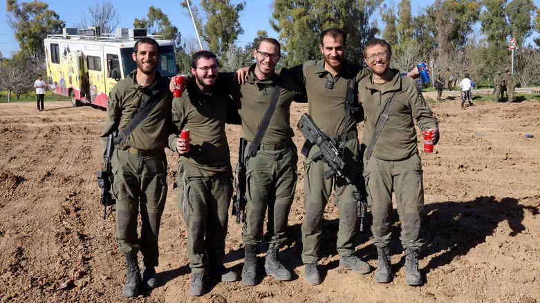 Ephraim Yechman Hy"d and IDF friends