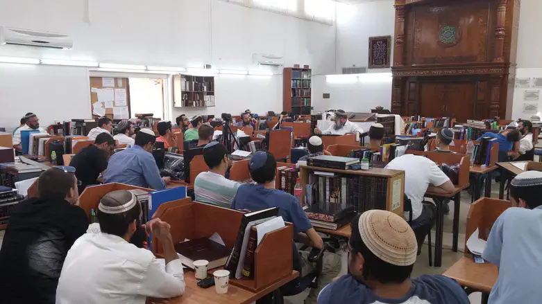 לב האתוס של הציונות הדתית הוא הדבקות בתורה, לימודה וקיומה בשלמותה. לימוד תורה