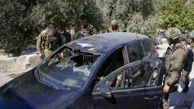 לוחמים לצד רכב שהושחת, אילוסטרציה