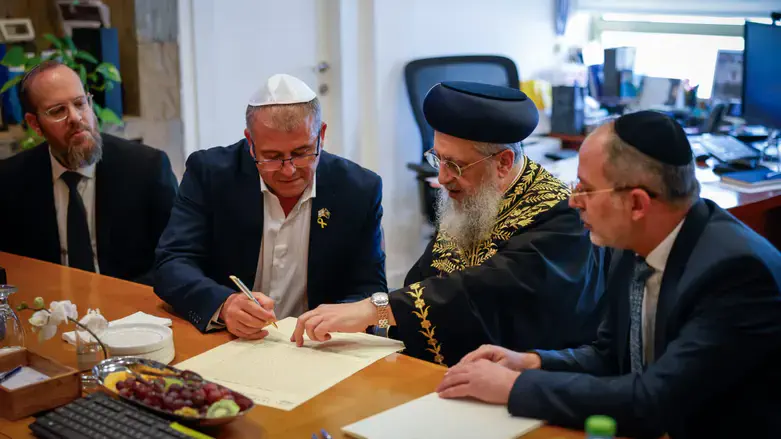 הרב דוד יוסף במכירת החמץ של הכנסת