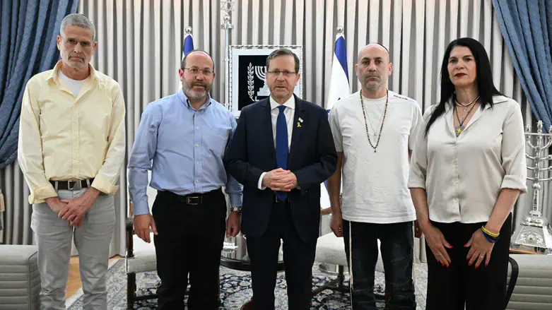 הרצוג עם נציגי פורום תקווה