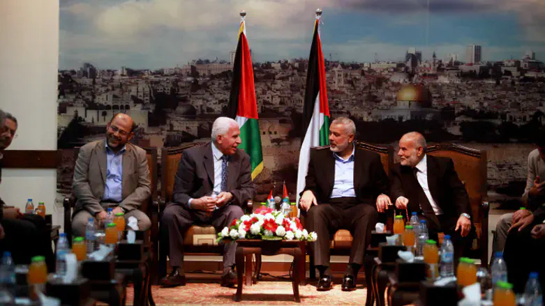 Hamas leaders greet PLO delegation