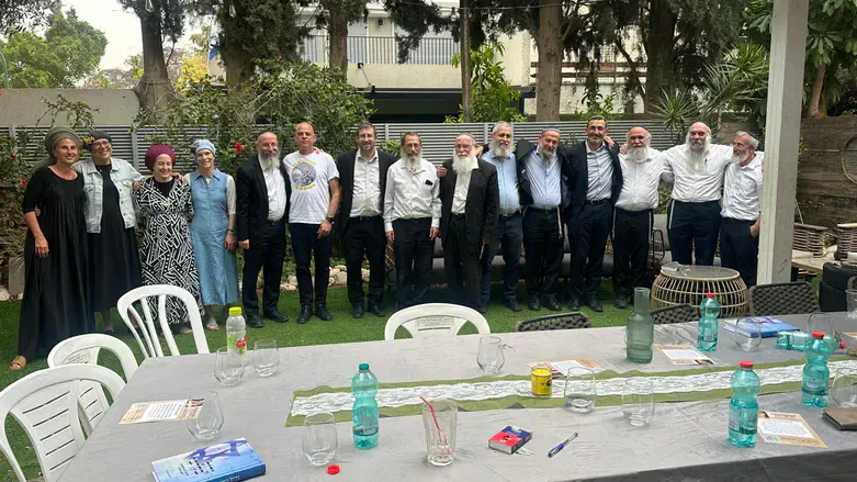 הרבנים עם משפחות החטופים