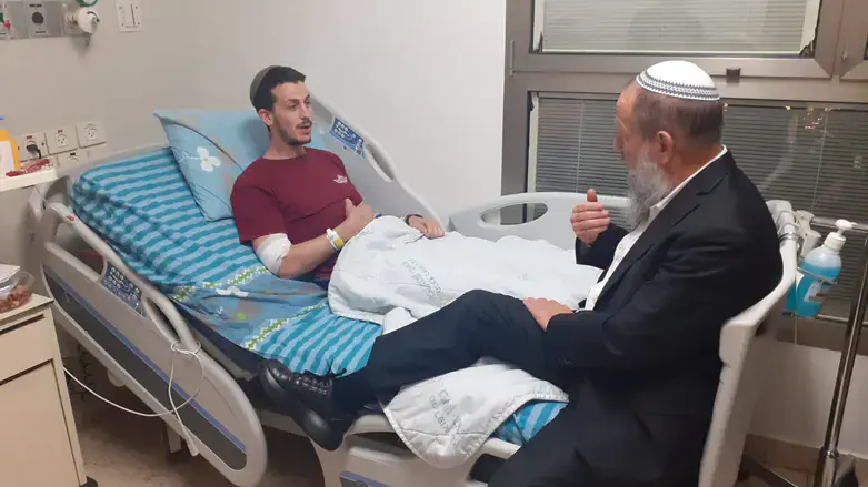 הרב גנץ עם אריה איתם בלוך שהרים את המיזם