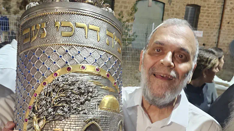 הרב יצחק מלכה בהכנסת ספר תורה האחרון שלו