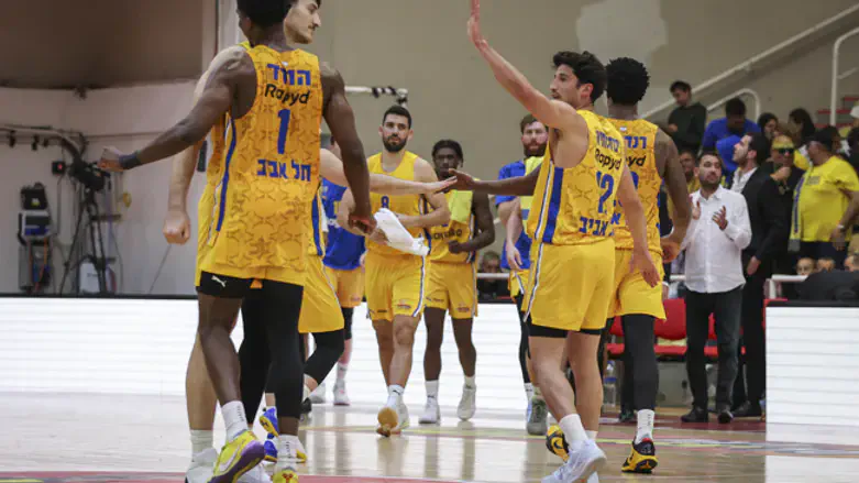 שחקני מכבי חוגגים הערב חזרה למקום הראשון