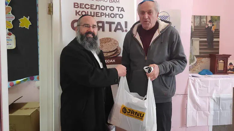 הרב יחיאל שלמה לויטנסקי עם אחד מחברי הקהילה