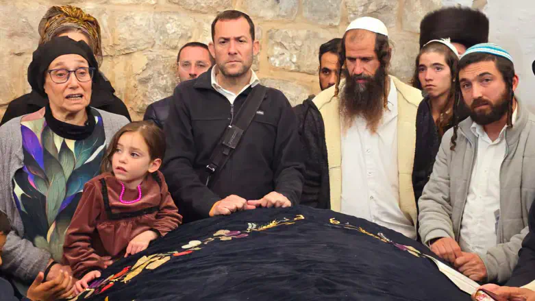 Yossi Dagan, Tzvi Succot, and members of the bereaved families