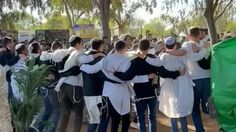 Dancing during Hallel prayer on Passover