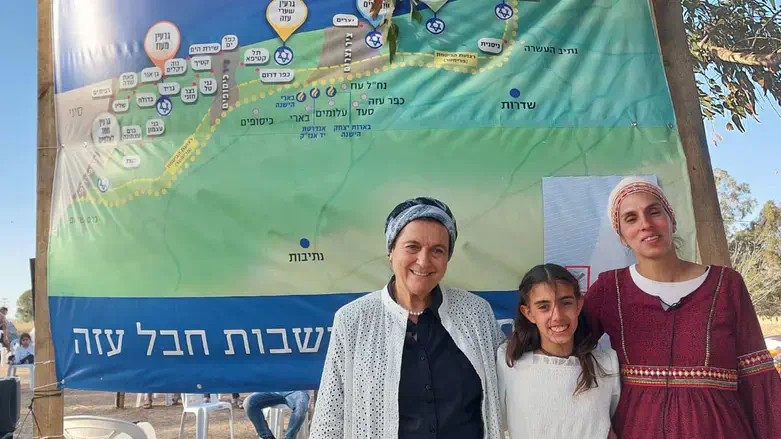 גאולה בר חי עם אימה ודניאלה וייס