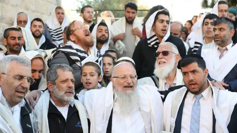 ברל'ה קרומבי בתפילת ההלל עם הרב אליהו
