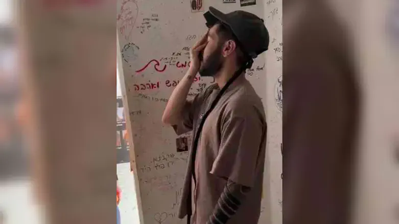 Elia Cohen puts on tefillin