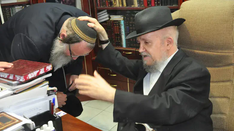 הרב שמידט מתברך על ידי הרב מאזוז זצ"ל