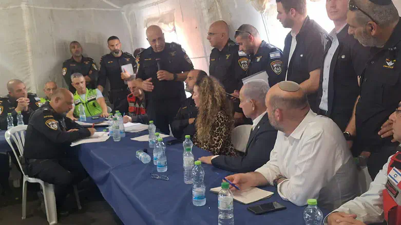 Netanyahu at the fire management forward command post