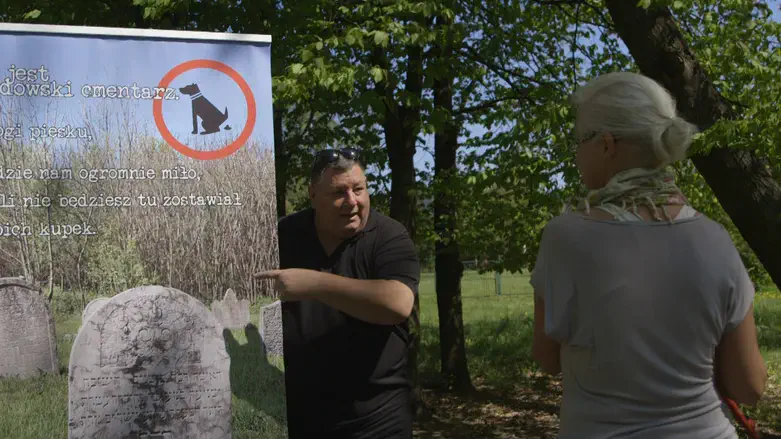 מתוך הסרט צייד הקברים