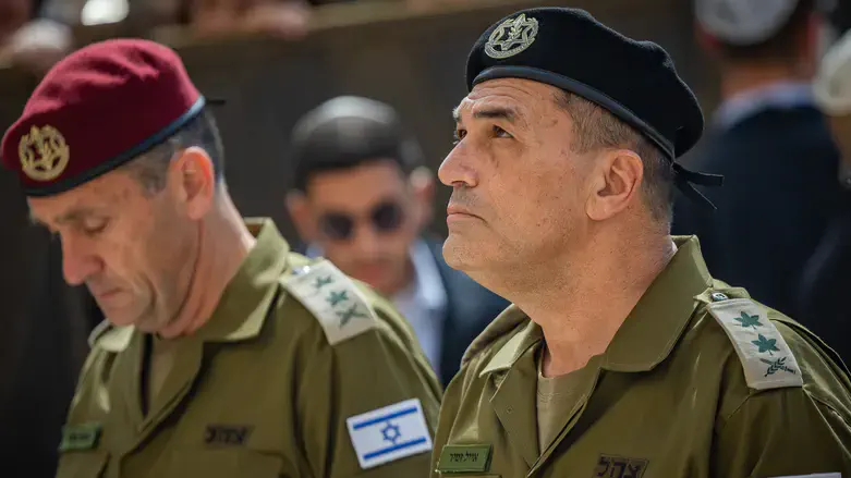 האם הרמטכ"ל החדש יחזור על שגיאות קודמו? רב־אלוף זמיר עם רב־אלוף הלוי