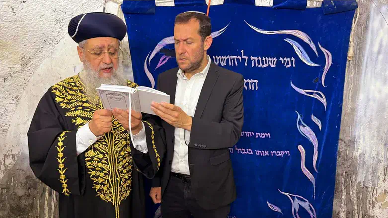 יוסי דגן והרב דוד יוסף בקבר יהושע בן נון