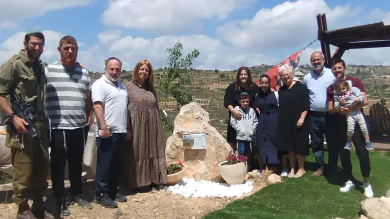 הוריו של אילן בחנוכת המצפה