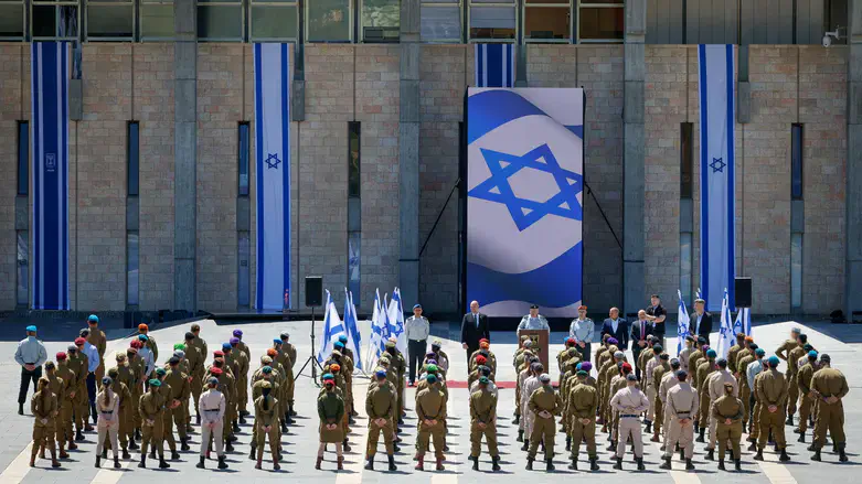 אמיר אוחנה עם החיילים המצטיינים