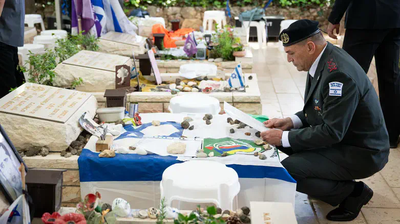 Chief of Staff Eyal Zamir lays a wreath at the ceremony