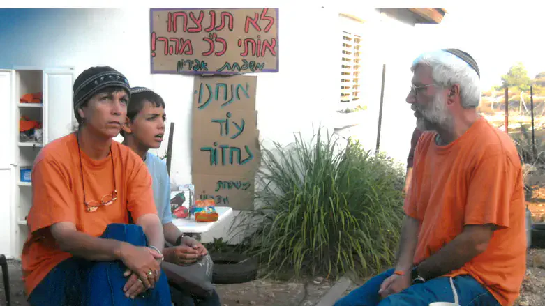 צבי ואסתי אפיריון עם הבן יצחק, בחצר ביתו של הבן ענר בחומש