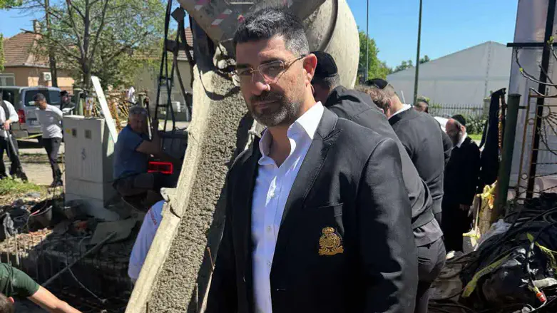 אלי נכט במקום העבודות