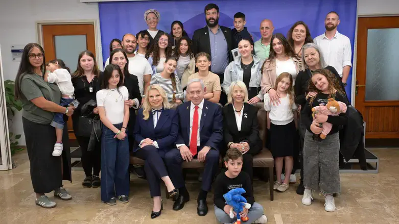 Нетаньяху с семьями погибших