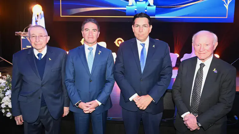 יוסי כהן לצד דנון בטקס