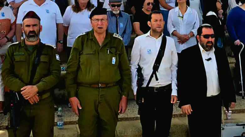 אל"מ (מיל') אברי נבון לצד יוסי דגן בטקס