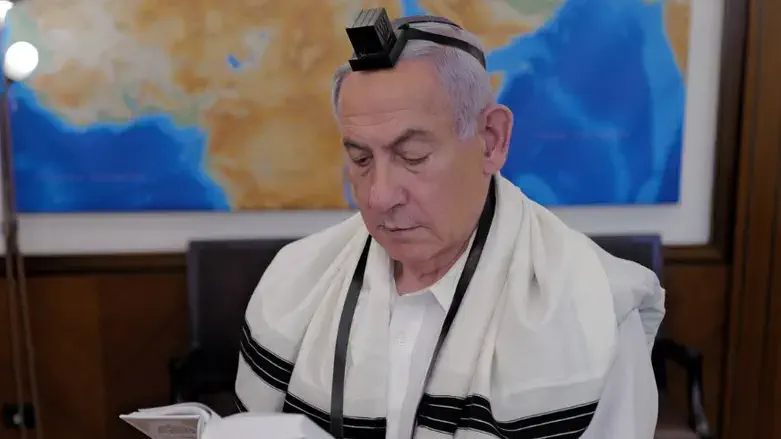 Netanyahu wears fallen soldier's tefillin
