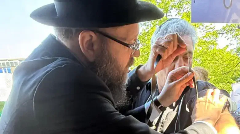 הרב טייכטל בהנחת תפילין בברלין