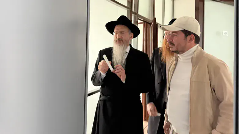 הרב לאזאר ב"מרכז הבית היהודי"