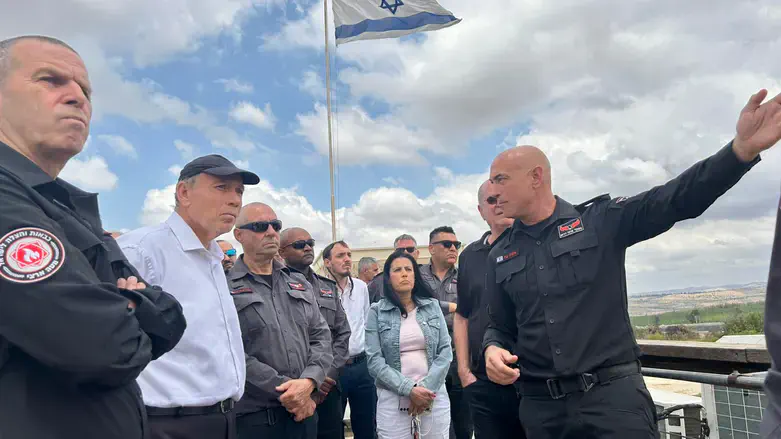 Госконтролёр и начальник пожарной службы во время инспекционной поездки