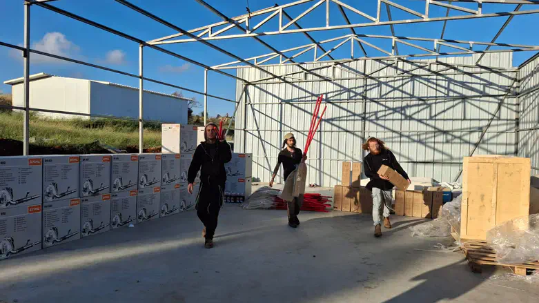 נערי גבעות לוקחים ציוד לקראת השריפות