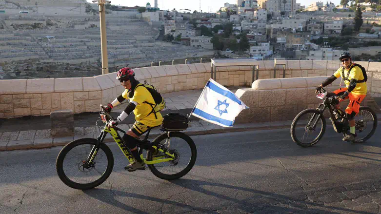 לנסוע באופניים בנופים ההיסטוריים של ירושלים