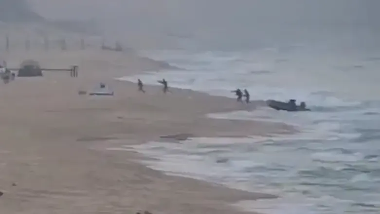 המחבלים פושטים על חוף זיקים