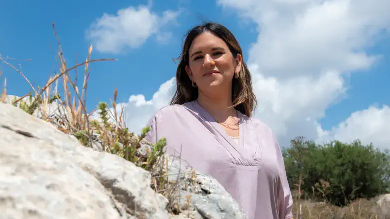 הסופרת אמילי עמרוסי