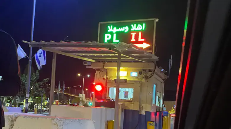 ישראלים מסומנים באדום במעבר ריחן