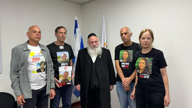 Goldknopf meets hostage families