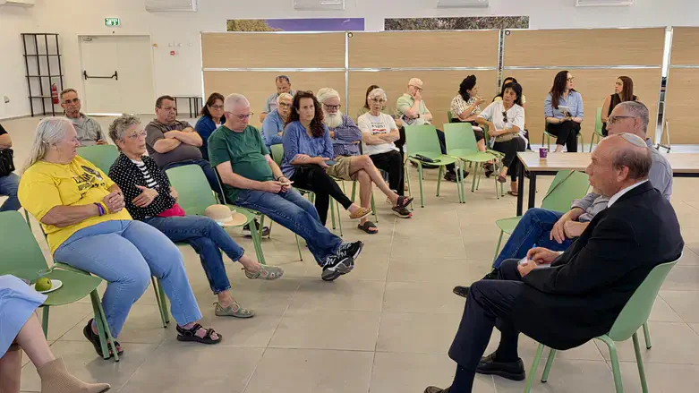 המבקר עם תושבי ניר עוז