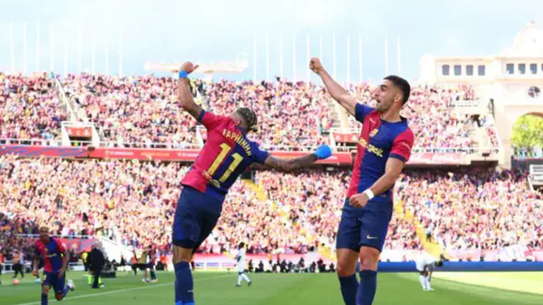 שחקני ברצלונה חוגגים עוד ניצחון בקלאסיקו