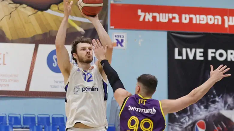 הרצליה מול חולון הערב