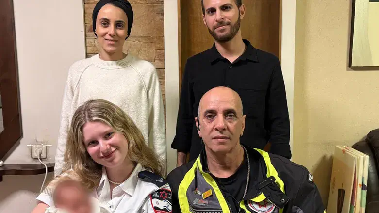 הוריה התינוקת עם שני החובשים