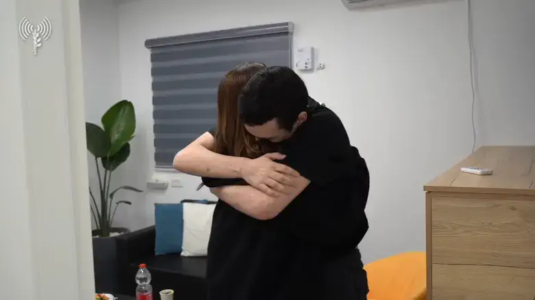 Edan Alexander reunites with his family