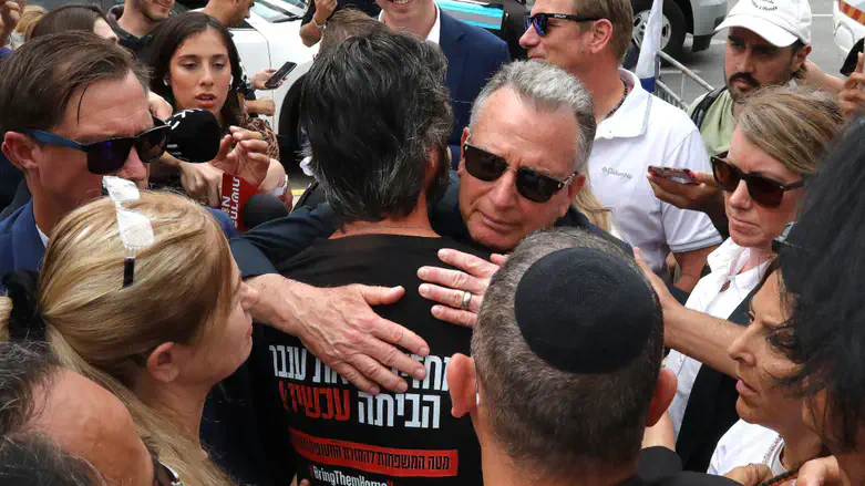 סטיב ויטקוף בכיכר החטופים