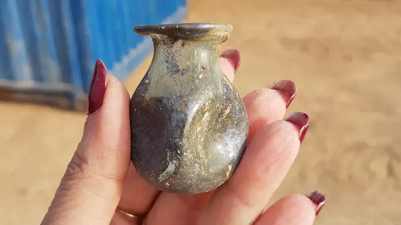 Along with the figurines, glassware, alabaster jewelry, & bronze bracelets were also found