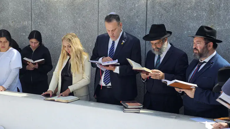 השר זוהר על הציון