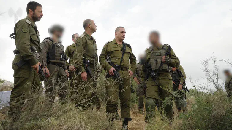 Эяль Замир на месте теракта в Самарии